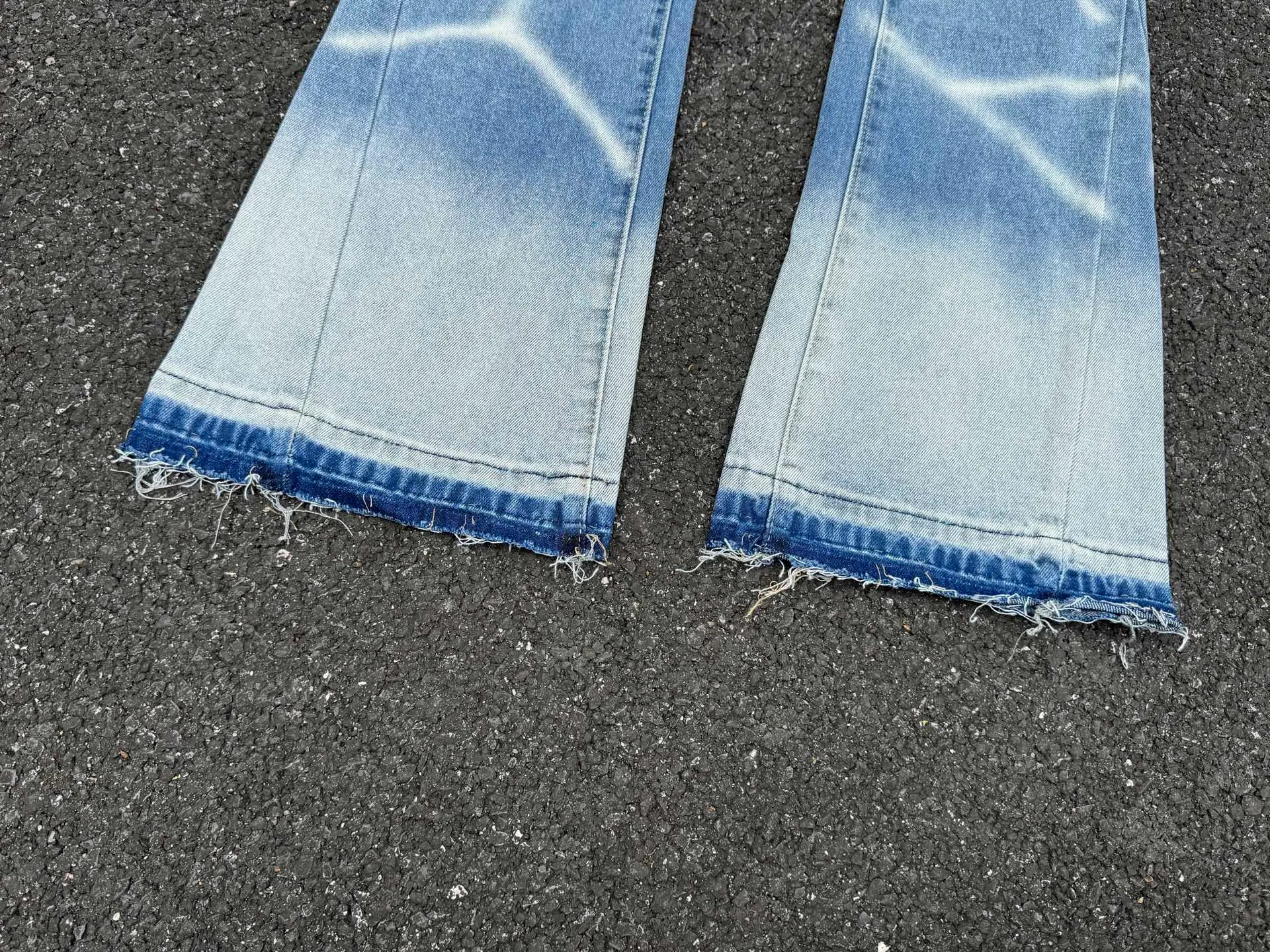 P240💰G66 GALLERY DEPT. Denim spliced ​​with all-over printed leather ripped bell-bottoms, washed and distressed jeans. GALLERY is attracted by these bell-bottoms. Whether it is a reset of Carhartt or Levis, it has created a strong brand style. Since these pants are modified from rare vintage, the production capacity is limited. Therefore, after many icons wore them, these pants were once hard to find. Later, perhaps due to the improvement of GD's business in the past two years and the expansion of production lines, the brand itself lowered the price, so I can't wait any longer for these pants this year and will definitely buy them. During the process of the denim washing plant, the owner of the washing plant helped introduce a boss who had worked for Levi's foundry and started his own business. This also paved the way for the following styles. Therefore, Levi's remodeled single product for the base plate is really familiar. Whether it is the fabrics supplied or the lathes used in production, there is nothing to choose from. -Color: blue -Size: S-XXL (corresponding to 28-36)